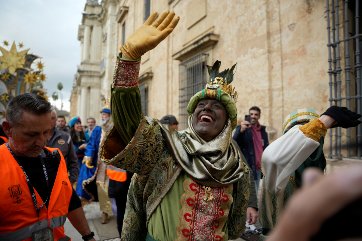 Juanma Moreno Bonilla con la cara pintada para ejercer de Baltazar en la Cabalgata de Reyes de Sevilla 2026
