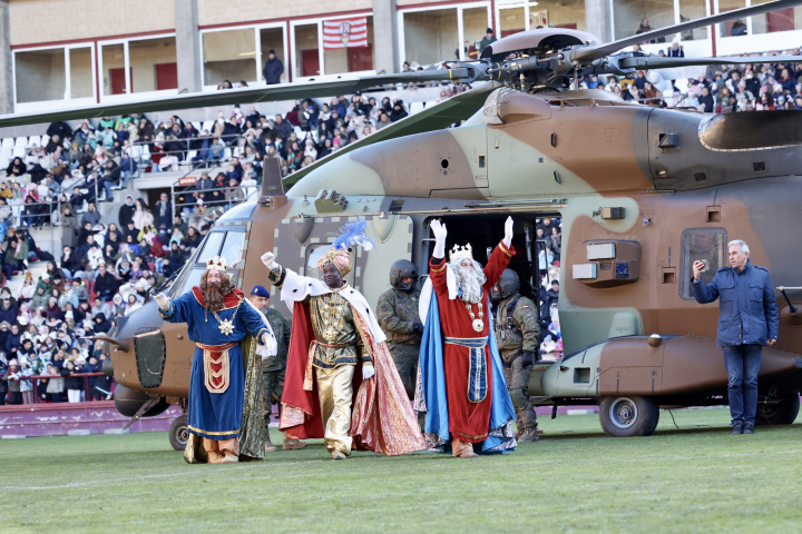 Los Reyes Magos tras aterrizar en helicóptero en Las Gaunas en Logroño