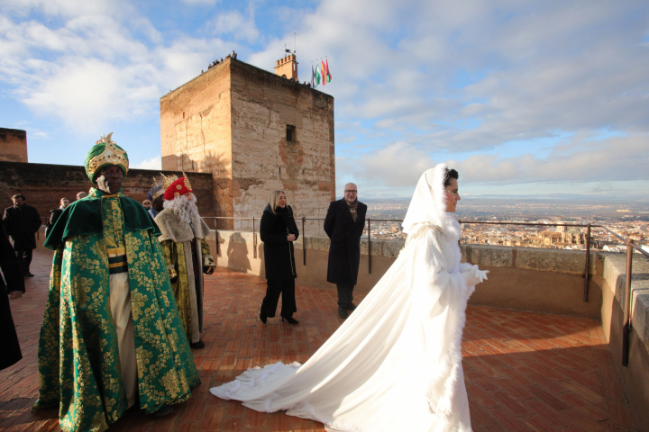Los Reyes Magos y la medallista olímpica María Perez como la estrella en La Alhambra en la Cabalgata de Reyes 2026