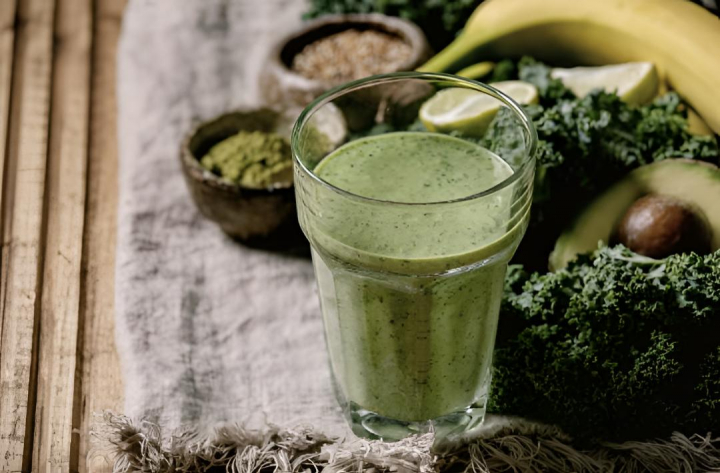 alt="alt="Un batido verde equilibrado de espinacas""