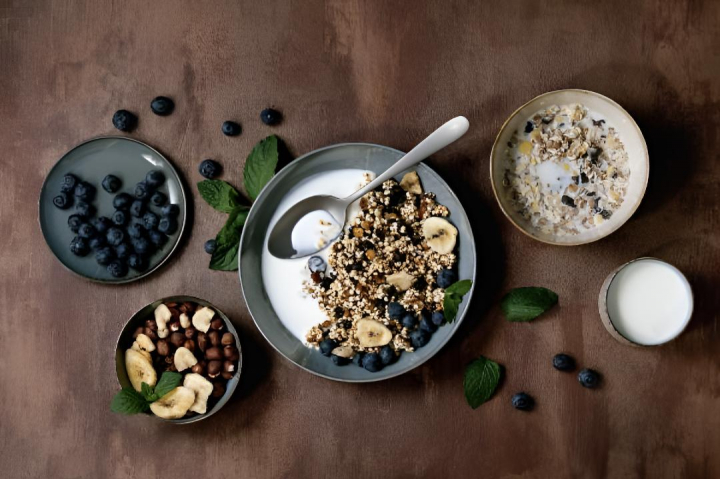 alt="alt="Un bowl de yogur griego con granola casera y trozos de fruta""