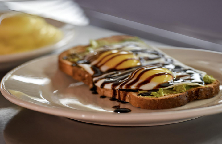 alt="alt="Una rebanada de pan integral tostado con aguacate y un huevo a la plancha""