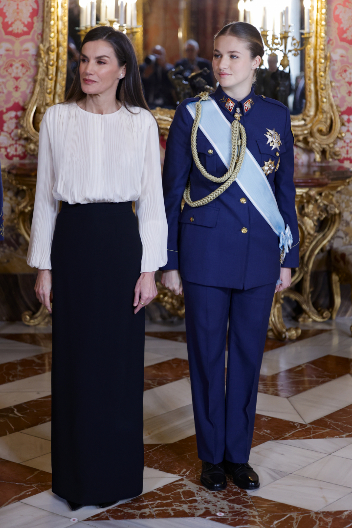 La reina Letizia con un look en blanco y negro y la princesa Leonor con el uniforme de gala del Ejército del Aire en la Pascua Militar 2026