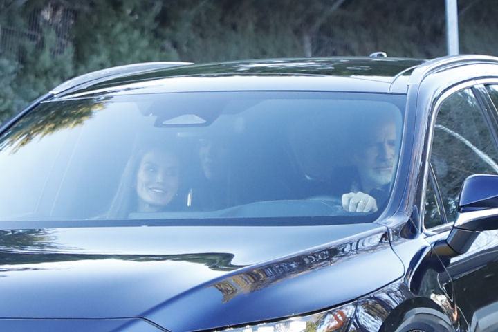 Los reyes Felipe y Letizia y sus hijas Leonor y Sofía llegando a casa de Jesús Ortiz para comer roscón el día de Reyes