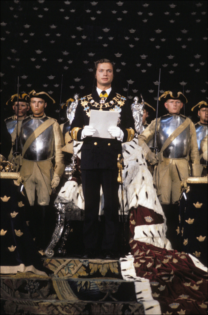 Carlos Gustavo de Suecia leyendo un discurso en su proclamación como rey el 15 de septiembre de 1973