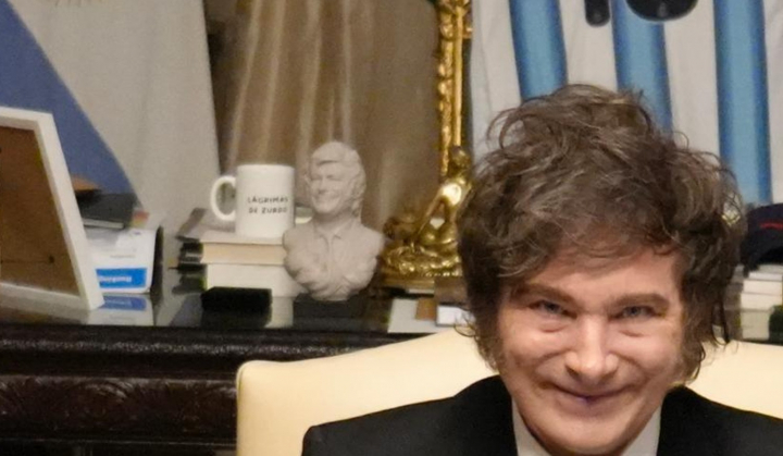 Detalla de la taza de Milei en la que se puede leer: "Lágrimas de zurdo"