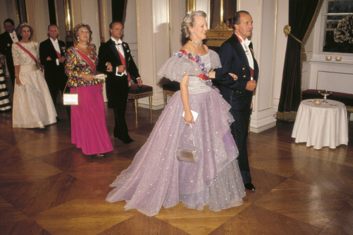 El rey Juan Carlos, Margarita de Dinamarca, Carlos Gustavo de Suecia, Beatriz de Holanda, la reina Sofía y Juan de Luxemburgo en la bodas de playa de Harald y Sonia de Noruega