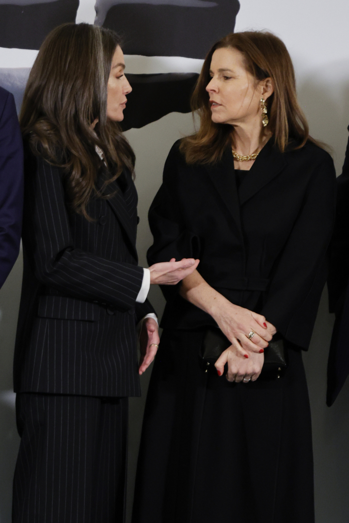 La reina Letizia hablando con Emma Tucker, directora de The Wall Street Journal y galardonada en los Premios Internacionales de Periodismo de El Mundo