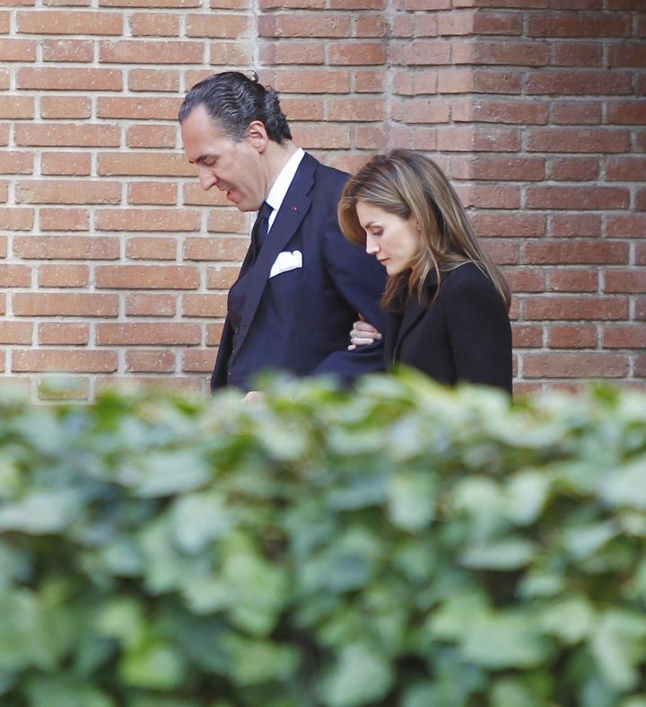 La reina Letizia y Jaime de Marichalar cogidos del brazo en la visita de la reina a su excuñado tras la muerte de su madre en 2014