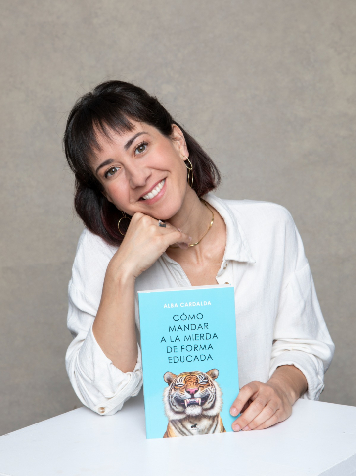Alba Cardalda con su libro 'Cómo mandar a la mierda de forma educada'