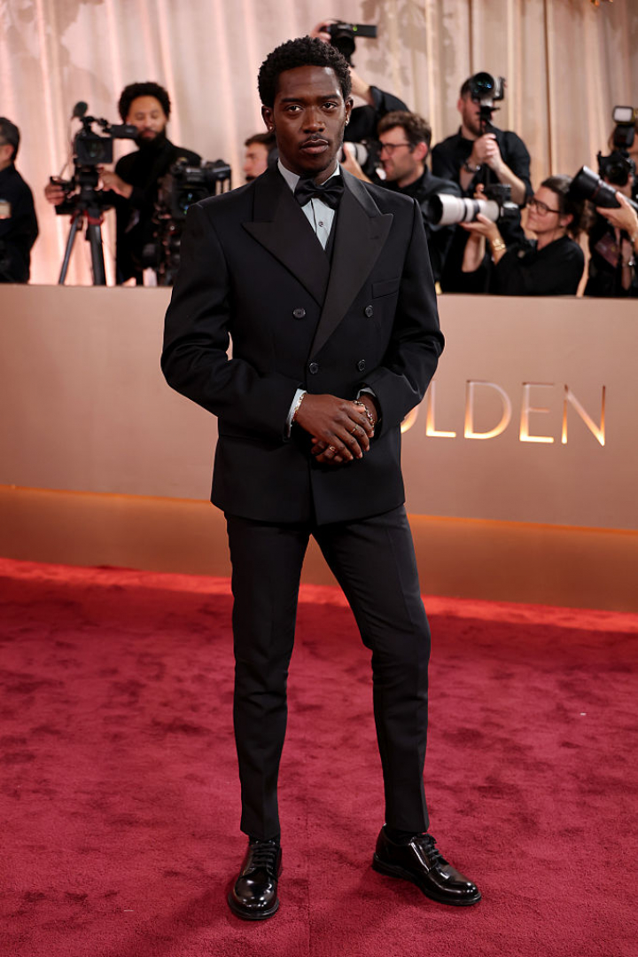 alt="alt="El actor británico, protagonista de 'F1', con un esmoquin negro clásico con americana cruzada.""