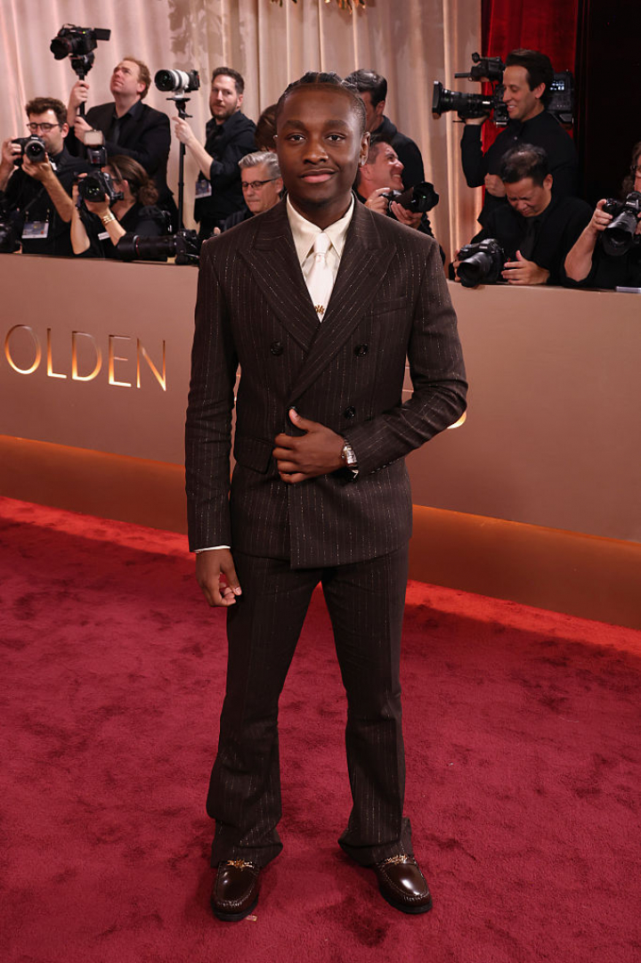 alt="alt="El actor y músico de 'Los pecadores', una de las cintas de la temporada, eligió un traje en uno de los colores de la temporada: el marrón chocolate.""