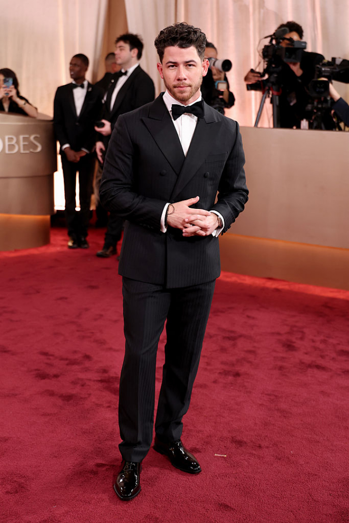 alt="alt="El cantante de los Jonas Brothers ha ido a lo seguro y ha lucido un esmoquin clásico para los Globos de Oro.""