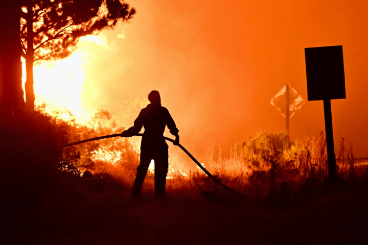 Fotografía cedida por la Provincia de Chubut que muestra a una persona trabajando para apagar un incendio forestal este viernes, en el Hoyo provincia de Chubut (Argentina). De acuerdo con la Agencia Federal de Emergencias, desde principios de diciembre, los incendios forestales ya devastaron más de 4.000 hectáreas de bosques y zonas residenciales en la Patagonia, incluidos sectores de algunos parques nacionales.