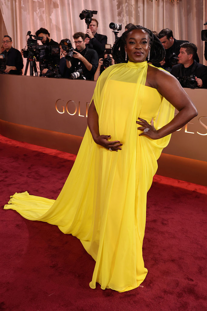 alt="alt="La actriz ha sido una de las estrellas en poner color a la alfombra roja, con este diseño vaporoso con una ligera capa en color amarillo.""