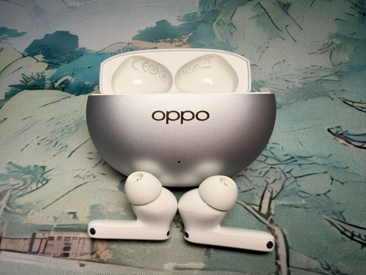 Los OPPO Enco X3s y su funda, con una cancelación de ruido muy buena.