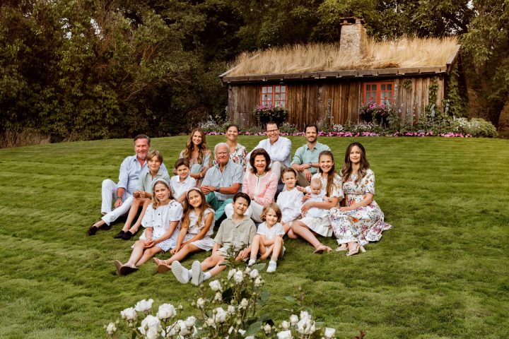 Carlos Gustavo y Silvia de Suecia con sus hijos, sus yernos, su nuera y sus nueve nietos en un posado en Solliden