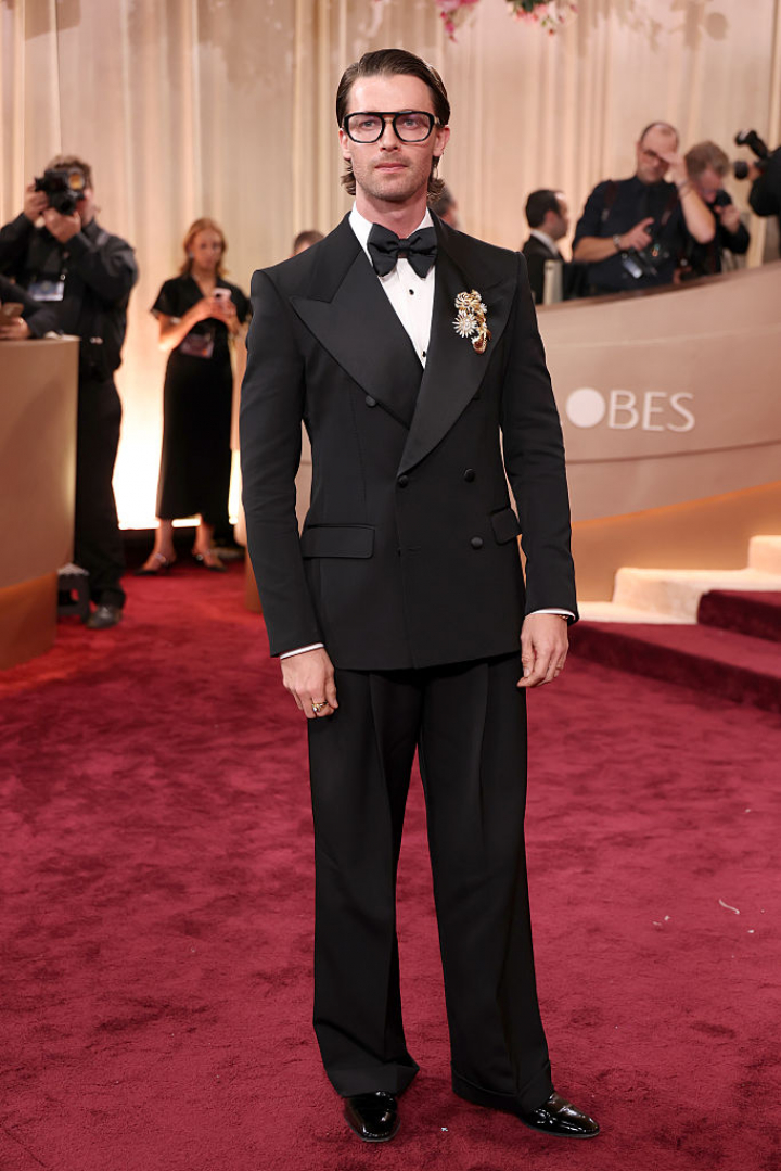 alt="alt="El actor de 'The White Lotus' apostó por un look de inspiración retro, con esmoquin de estilo setentero y gafas a juego.""