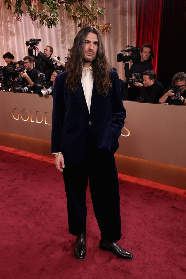 alt="alt="El director de 'Sirat', nominada en dos categorías en estos Globos de Oro, con un traje de terciopelo azul.""