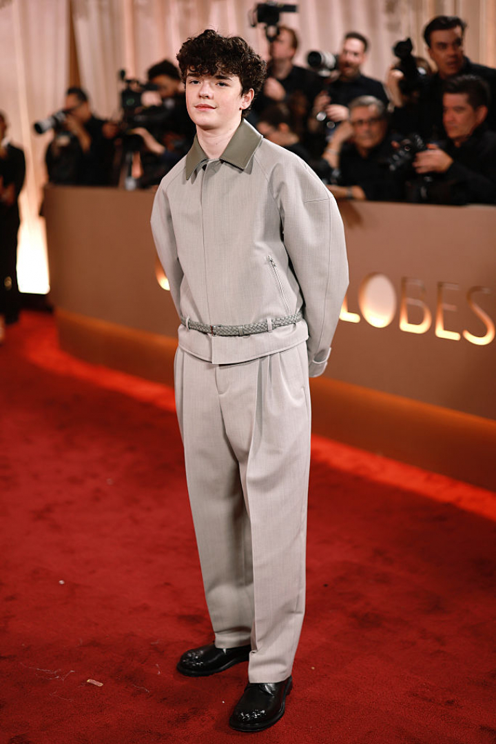 alt="alt="El jovencísimo protagonista de 'Adolescencia', con un conjunto gris.""