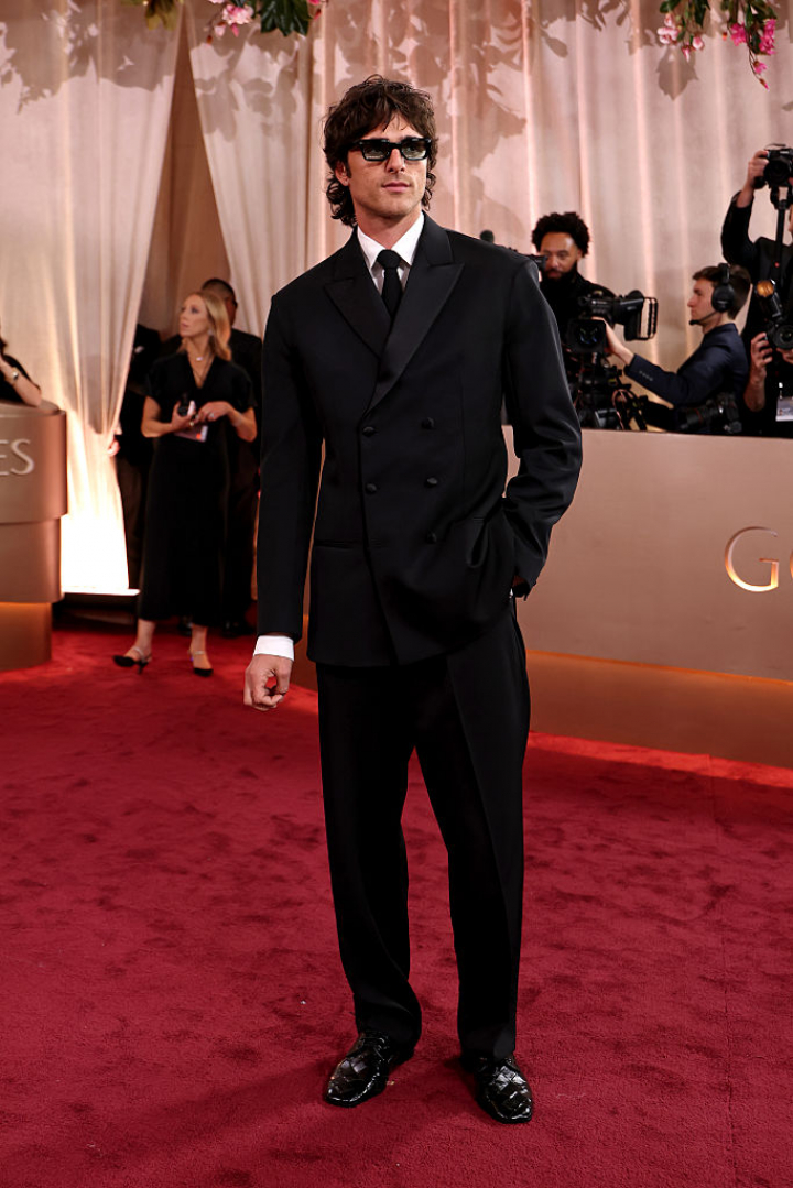 alt="alt="El protagonista de 'Frankenstein' lució un traje de chaqueta cruzada acompañado de gafas de sol.""