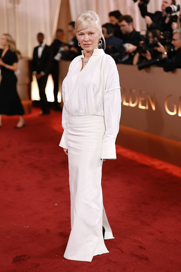 alt="alt="La actriz se salió de la tónica habitual en la alfombra roja apostando por una camisa blanca.""