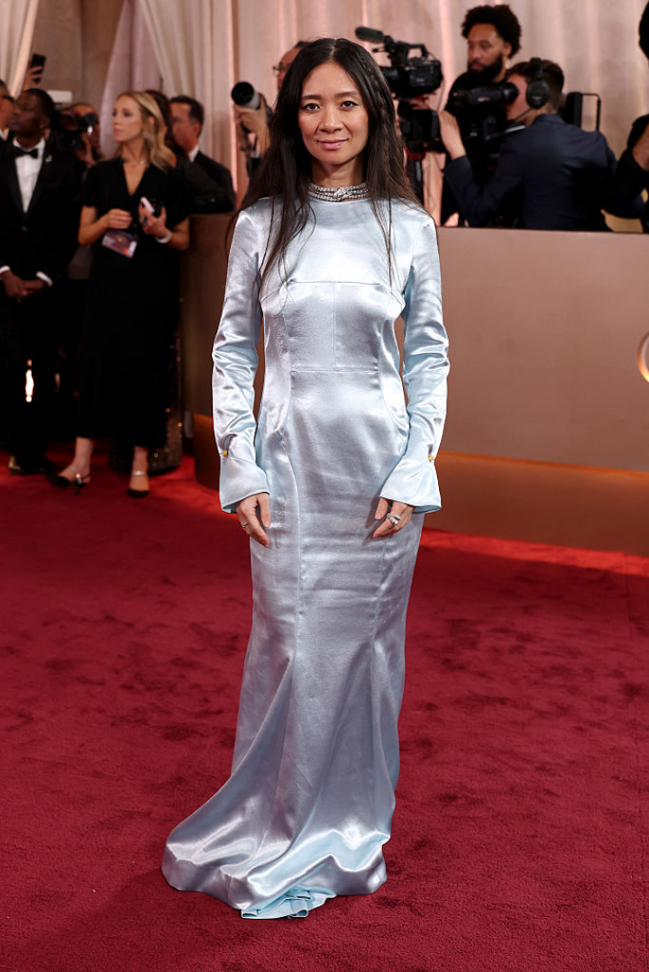 alt="alt="La directora de 'Hamnet', con un vestido satinado en azul bebé.""