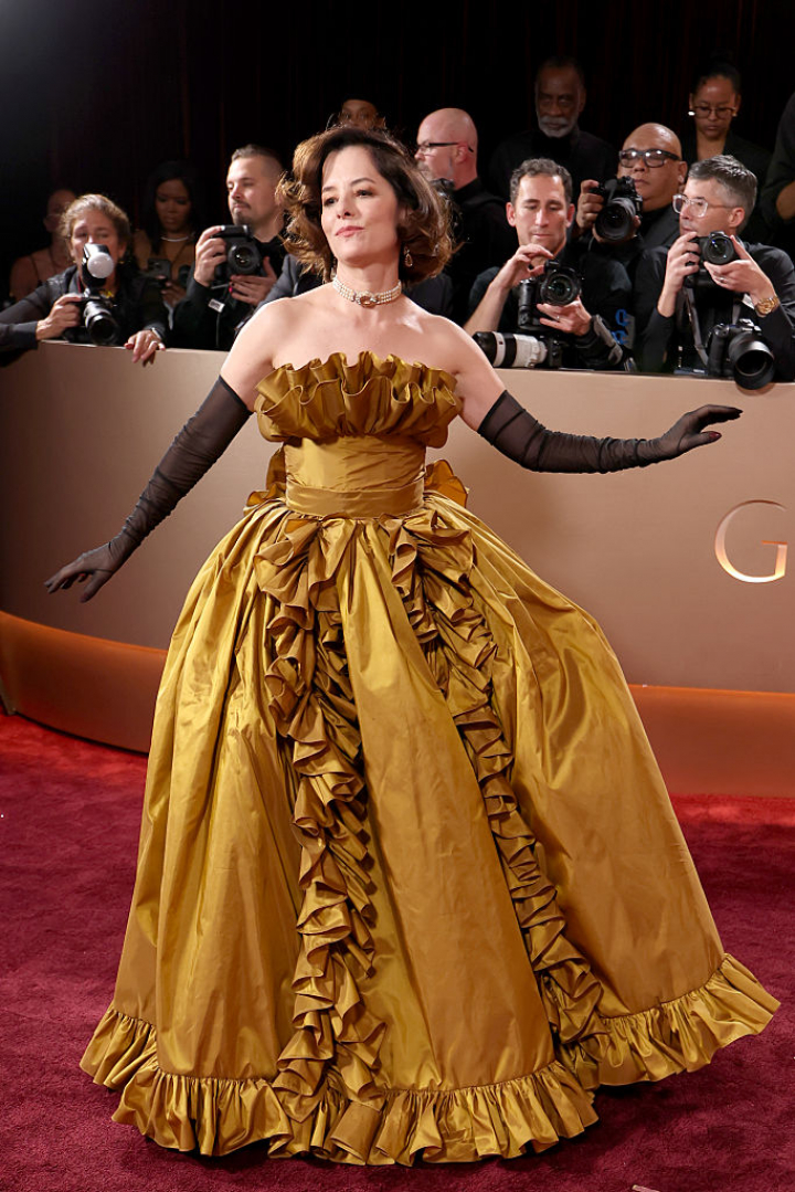 alt="alt="La estrella de 'The White Lotus' no dejó a nadie indiferente con su vestido palabra de honor en color mostaza cargado de volantes que acompañó con unos guantes.""