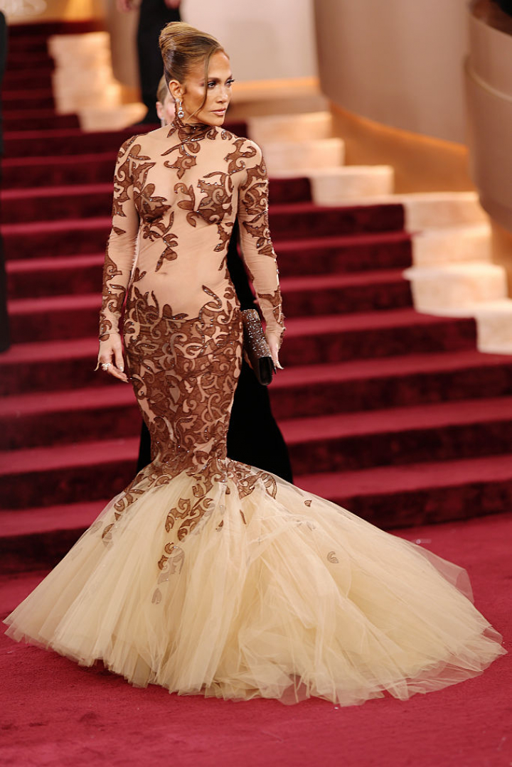 alt="alt="La estrella ha recuperado la silueta sirena con un vestido en tonos marrones y beige.""