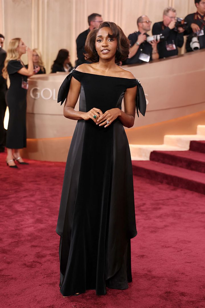 alt="alt="La protagonista de 'After the Hunt', con un vestido negro de escote barco de la última colección de Matthieu Blazy para Chanel presentada hace unas semanas en el metro de Nueva York.""