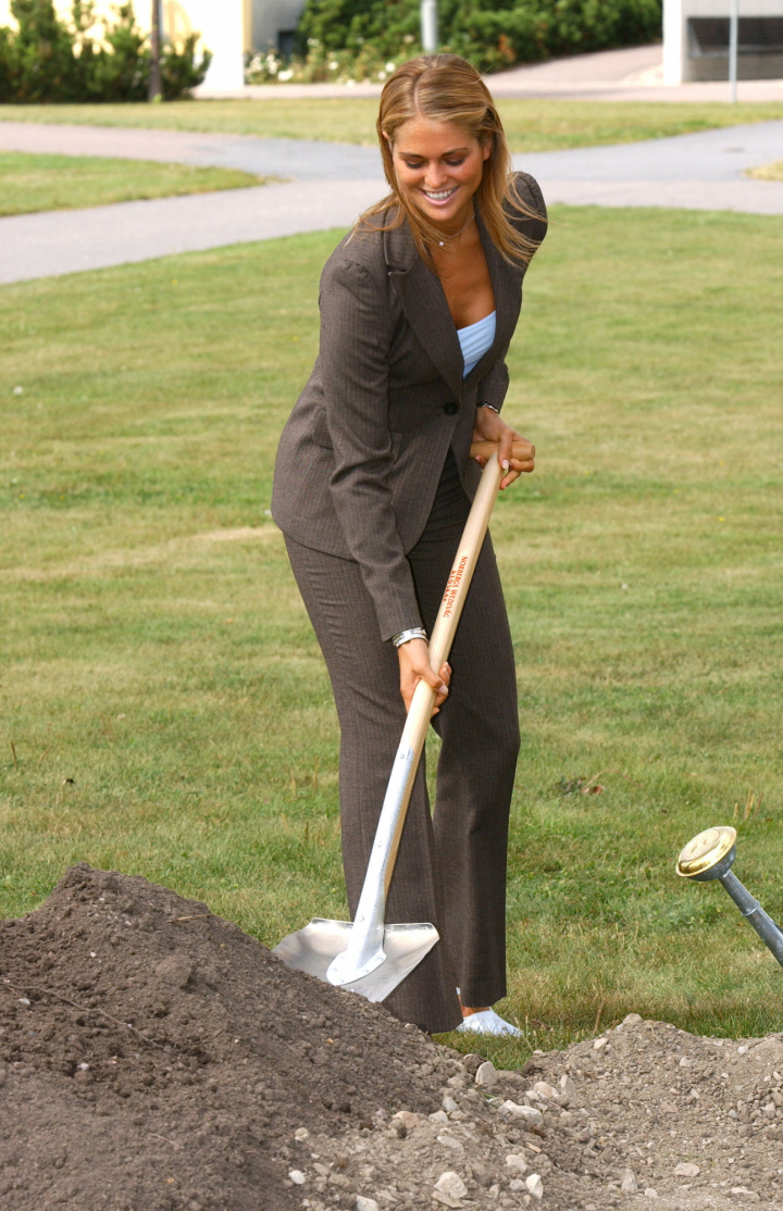 Magdalena de Suecia plantando un árbol su visita oficial a Gävle, en la provincia histórica de Gästrikland