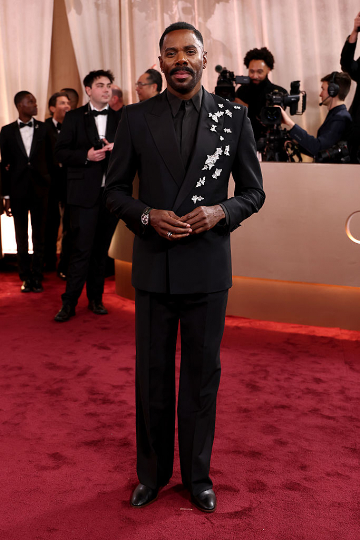 alt="alt="Siempre se puede contar con Colman Domingo para ofrecer 'looks' interesantes en la alfombra roja y esta americana salpicada de brillantes lo demuestra.""
