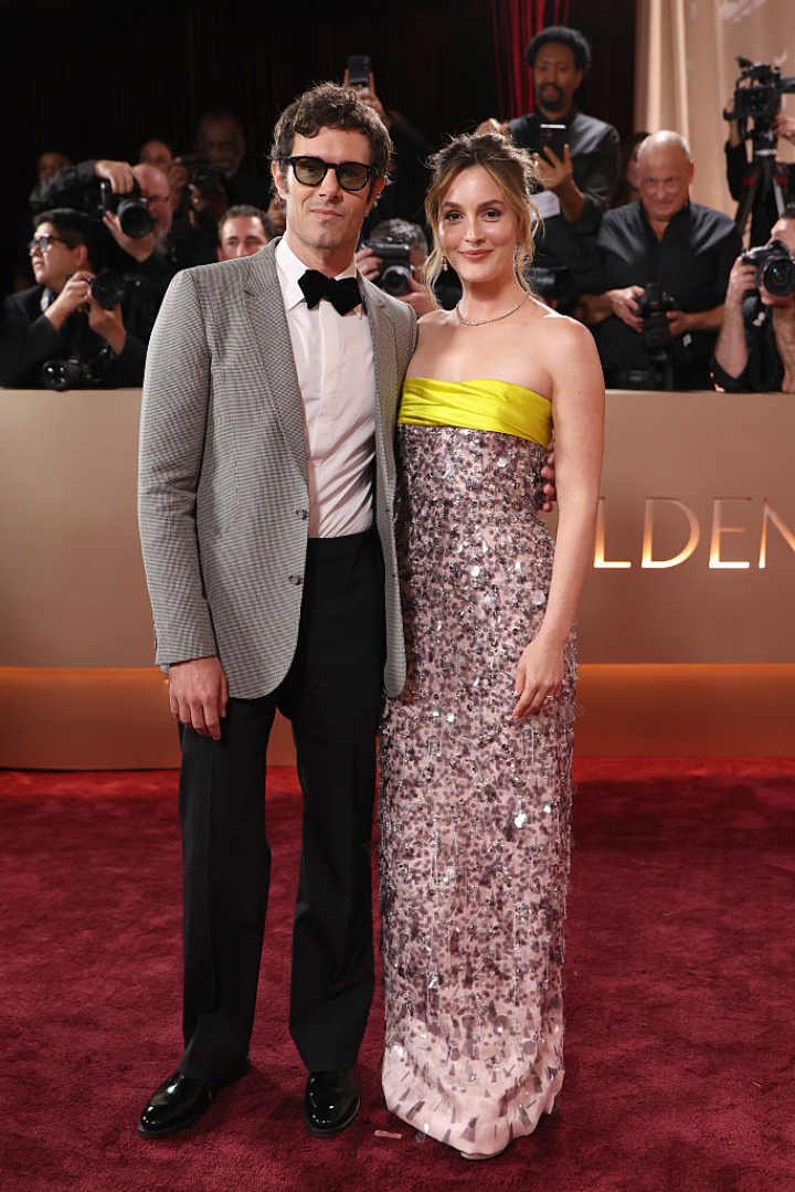 alt="alt="Una de las parejas más queridas de Hollywood. Mientras que él eligió americana gris, Meester apostó por un vestido de lentejuelas en tonos rosas y amarillos.""