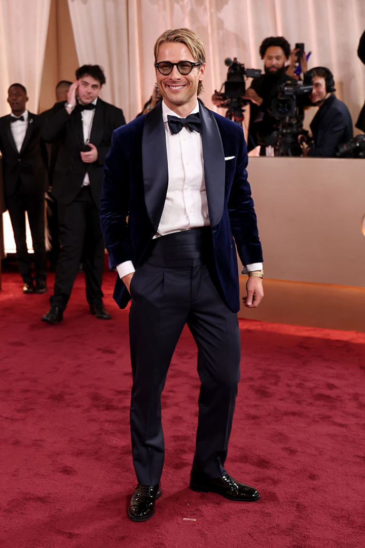 alt="alt="Uno de los nuevos galanes de Hollywood, con una americana de terciopelo azul medianoche y solapas satinadas. El actor se salió de la tónica habitual con gafas con cristales ligeramente tintados.""