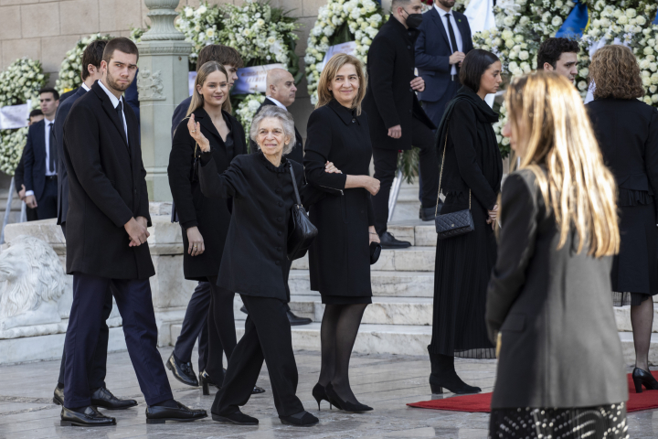 Irene de Grecia junto a la infanta Cristina y sus hijos, Froilán y Victoria Federica en el funeral de Constantino de Grecia