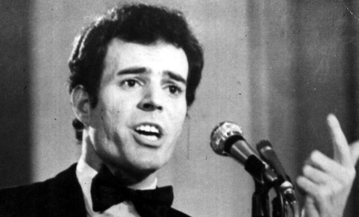 Julio Iglesias en el Festival de Benidorm en 1968 cantando 'La vida sigue igual'.