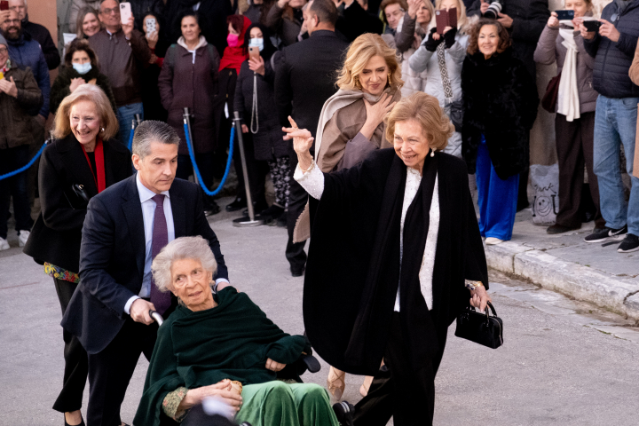 La reina Sofía, la infanta Cristina e Irene de Grecia en la boda de Nicolás de Grecia y Chrysi Vardinogiannis en febrero de 2025