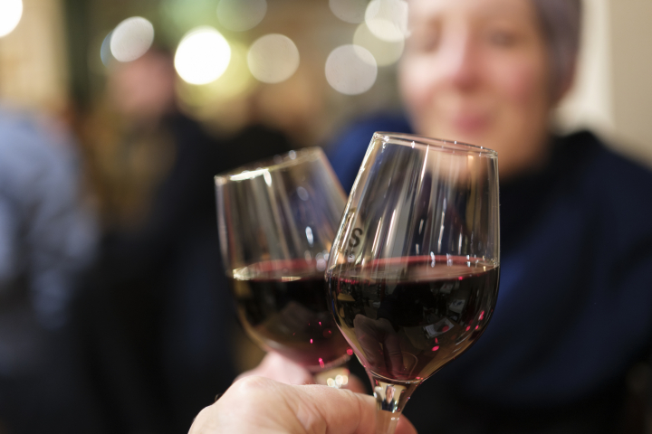 Dos personas brindando con dos copas de vino