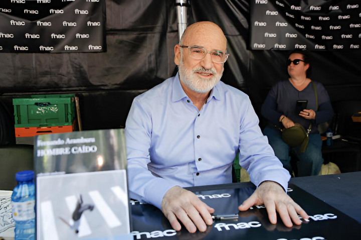 alt="alt="El escritor Fernando Aramburu durante la firma de uno de sus ejemplares""