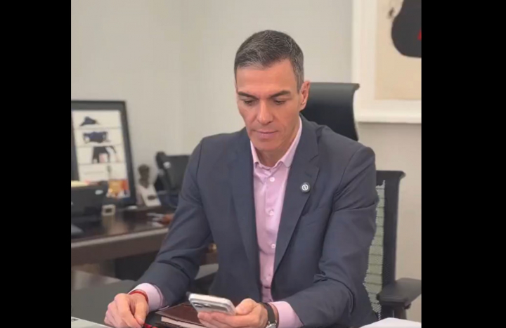 El presidente del Gobierno, Pedro Sánchez, con un iPhone 17 Pro.