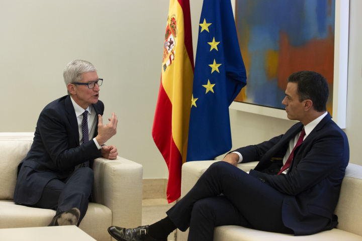 Foto de archivo de octubre de 2018. Reunión entre Pedro Sánchez y Tim Cook en La Moncloa.