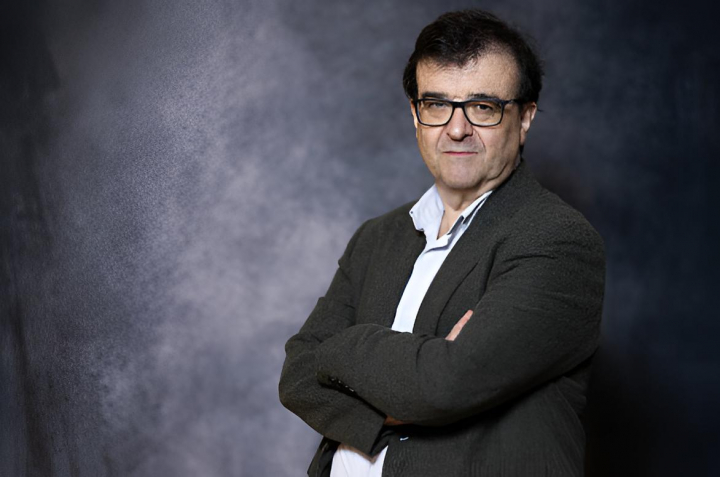 alt="alt="Javier Cercas posando durante BookCity Milán 2025""