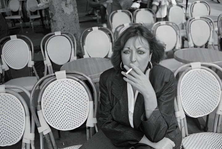 alt="alt="La escritora Cristina Fernández Cubas fumando un cigarrillo""