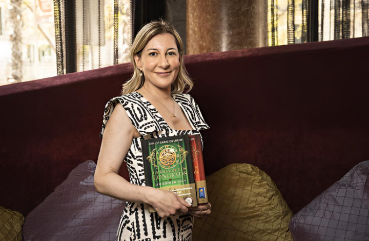 alt="alt="La escritora Eva García Sáenz de Urturi posando en el acto organizado por Editorial Planeta""