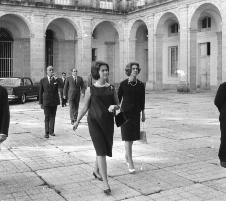 La reina Sofía e Irene de Grecia en una visita a Segovia en 1964