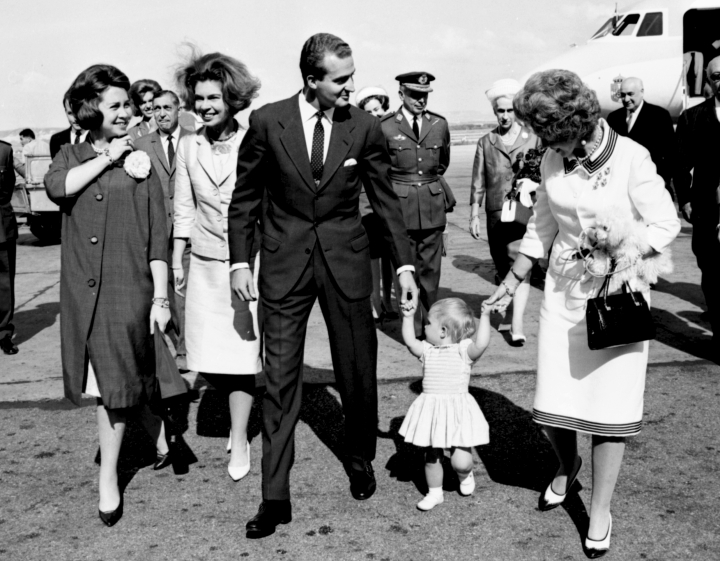 Los reyes Juan Carlos y Sofía, la infanta Elena, Federica de Grecia e Irene de Grecia en el aeropuerto de Barajas en 1965