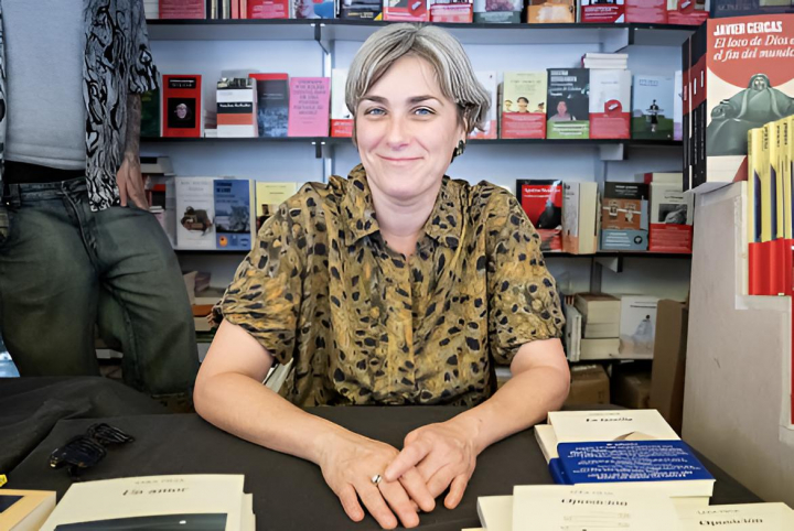alt="alt="Sara Mesa posando durante la Feria del Libro de Madrid 2025""