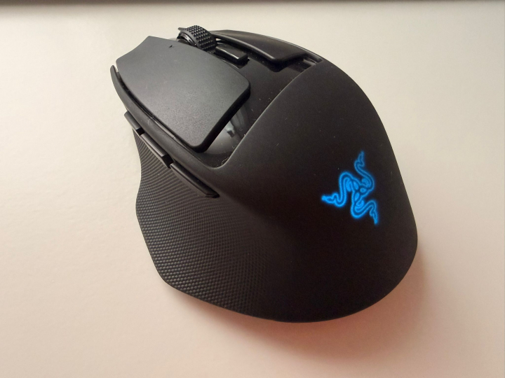 Así es el ratón Razer Basilisk Mobile, con los botones y el logo encendido en color azul.
