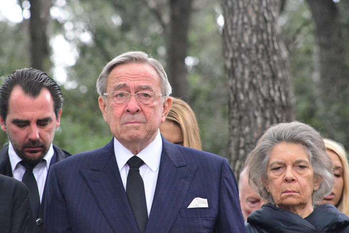 alt="alt="La familia real española se desplazó al completo para homenajear el padre de Irene, Sofía y Constantino.""