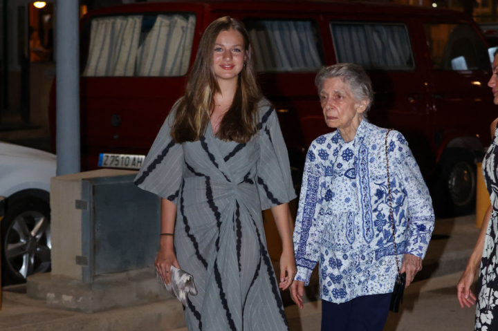 alt="alt="Irene, con la futura reina saliendo de un restaurante de la isla""